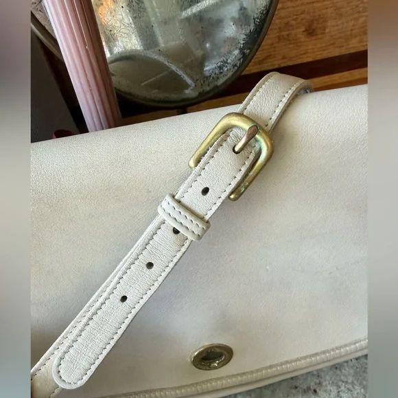 Vintage Coach Court Bag 9790| Cream Leather Crossbody Turnlock| USA Made - Picture 7 of 9